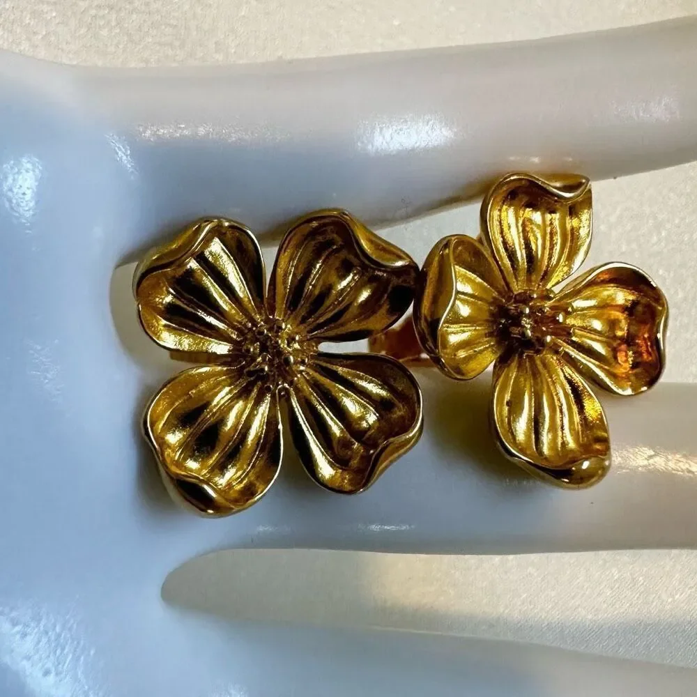 Gold tone vintage flower clip on earrings